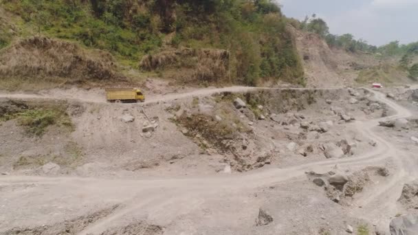 Caminhão na estrada de terra da montanha — Vídeo de Stock