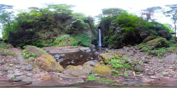 美しい熱帯の滝。vr360 バリ、インドネシア. — ストック動画