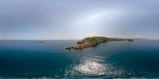 Vr360 Μικρό Τροπικό Νησί Στη Θάλασσα Αεροφωτογραφία Τροπικό Νησί Ανάμεσα — Αρχείο Βίντεο