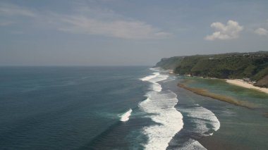 Su yüzeyinde büyük dalgalar, hava manzarası. Bali.