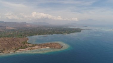 Tropikal plajlı deniz manzarası