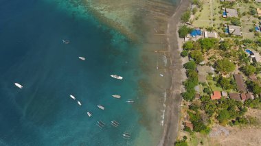 Tropikal plajlı deniz manzarası