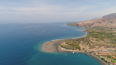 Tropikal plajlı deniz manzarası