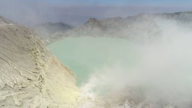 Krater gölü olan dağ manzarası