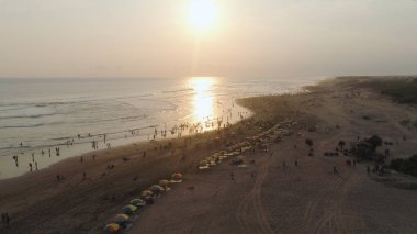 Okyanus kıyısındaki kumlu sahil Yogyakarta