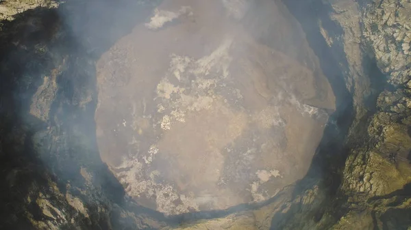 Berglandschap met een actieve vulkaan — Stockfoto