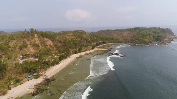 Playa de arena en complejo tropical — Foto de Stock