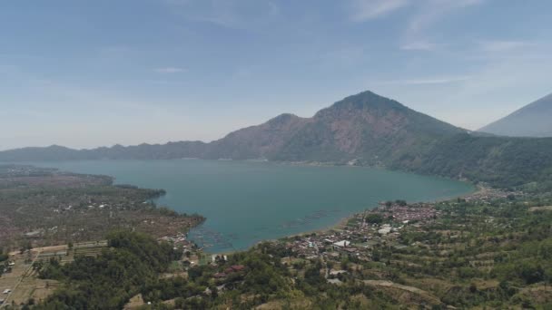 Paisaje de montaña lago y volcán Batur — Vídeos de Stock