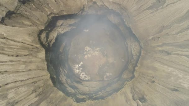 Hegyvidéki táj aktív vulkánnal — Stock videók