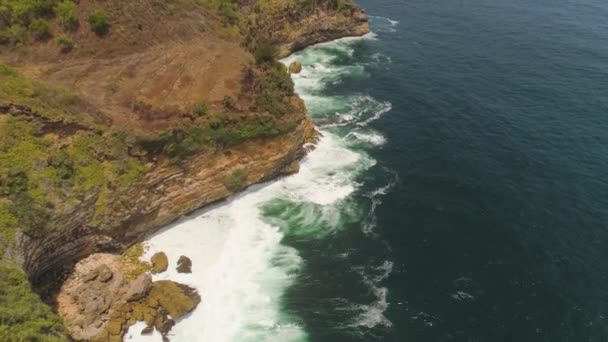 Costa rocciosa con surf sull'oceano — Video Stock