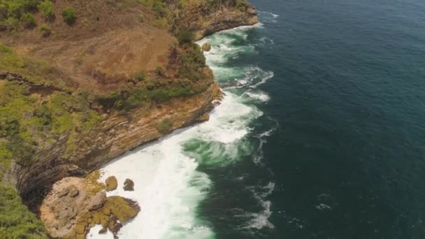 Rocky coast with ocean surf — Stock Video