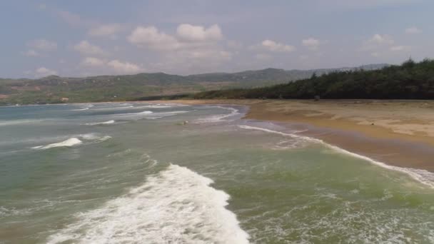 Piaszczysta plaża w tropikalnym kurorcie — Wideo stockowe