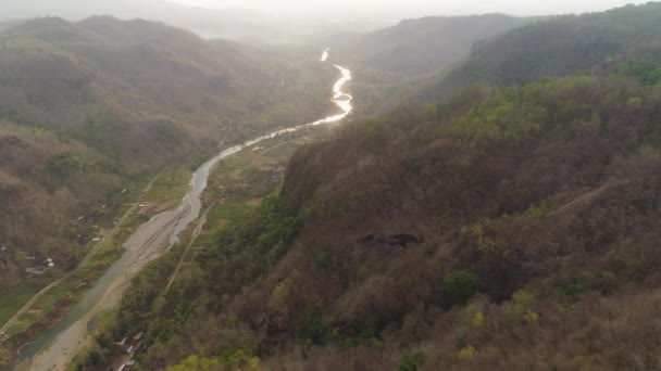 在高山峡谷中的河 — 图库视频影像