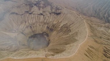 Aktif bir yanardağı olan dağ manzarası