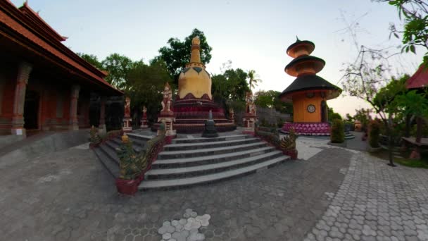 Boeddhistische tempel op het eiland Bali — Stockvideo