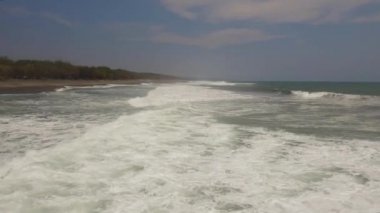 Büyük dalgalı su yüzeyi, hava manzaralı..