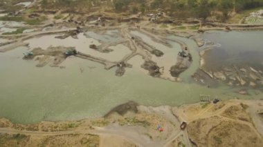 Nehirde temizleniyor ve derinleşiyor. Java, Endonezya