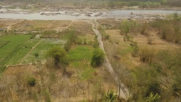 Reinigung und Vertiefung durch Bagger auf dem Fluss. java, indonesien — Stockvideo