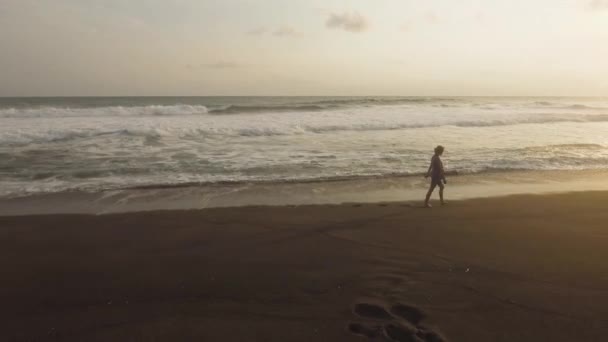 Lány séta a strandon — Stock videók