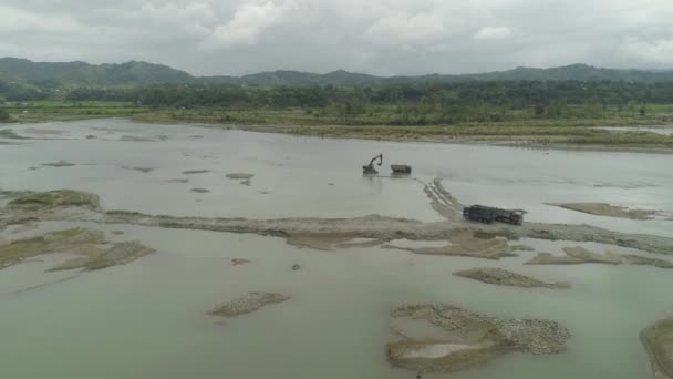 Nettoyage et approfondissement par une drague sur la rivière. Philippines, Luçon — Video