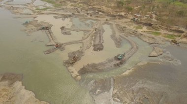 Nehirde temizleniyor ve derinleşiyor. Java, Endonezya