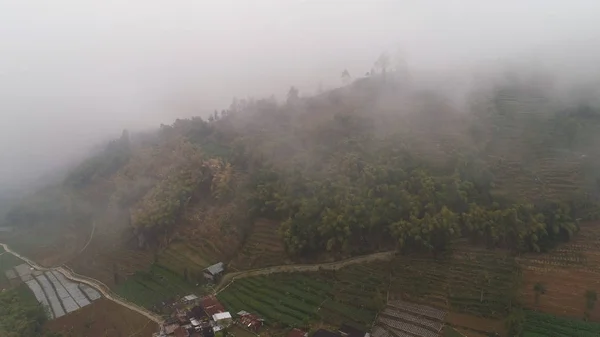 Paisagem montanhosa terras agrícolas e aldeia Java Indonesia — Fotografia de Stock