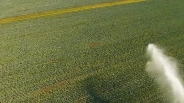 Tarım arazisindeki sulama sistemi.