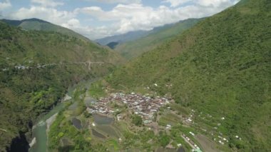 Dağlarda pirinç terasları.