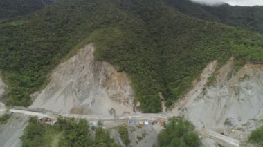 İnşaat bir dağ yolda. Filipinler, Luzon.