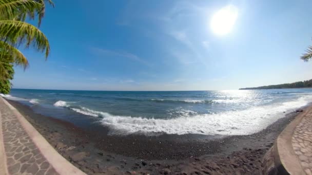 Costa de paisagem tropical com praia — Vídeo de Stock