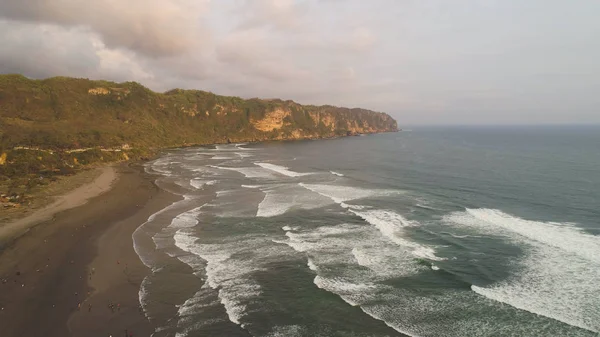 Okyanus kıyısındaki kumlu sahil Yogyakarta — Stok fotoğraf