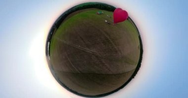 Sıcak hava balon içinde alan küresel panorama üzerinde gökyüzü