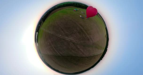 Hete lucht ballonnen in de lucht over het veld Bolvormig panorama — Stockvideo