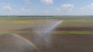 Tarım arazisindeki sulama sistemi.