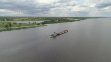 Volga Nehri üzerinde mavna