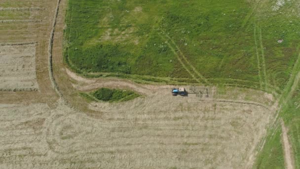 Traktor s hráběmi na farmě. — Stock video