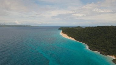 Tropikal adada hava manzaralı güzel bir plaj. Filipinler Boracay Adası.