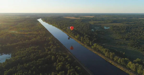 Globos de aire caliente en el cielo — Foto de Stock