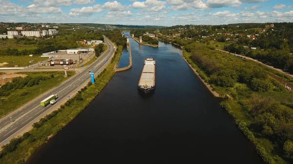 Luchtfoto uitzicht: Barge op de rivier. — Stockfoto