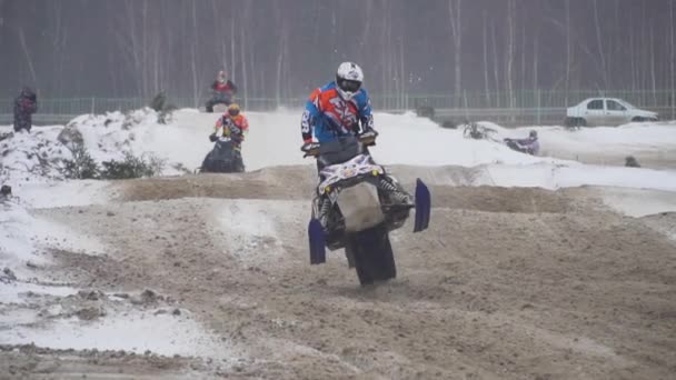 Corridas de snowmobile na temporada de inverno, Rússia. Campeonato em motos de neve 27 de janeiro de 2018 — Vídeo de Stock