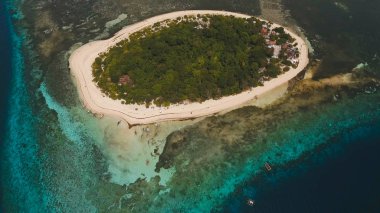 Havadan görünümü güzel plaj tropikal adada. Mantigue Adası Filipinler.