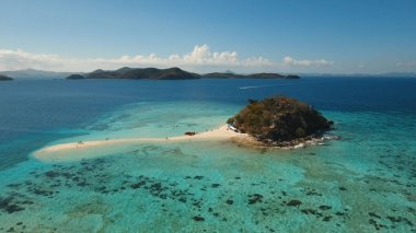 Tropikal Bulog Dos Adası 'ndaki hava manzaralı güzel bir sahil. Filipinler.