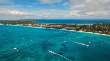 Tropikal adada hava manzaralı güzel bir plaj. Filipinler Boracay Adası.