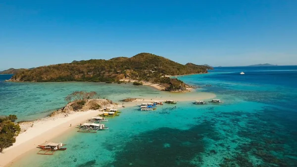 Vista aérea hermosa playa en un tropical Bulog Dos Island. Filipinas. — Foto de Stock