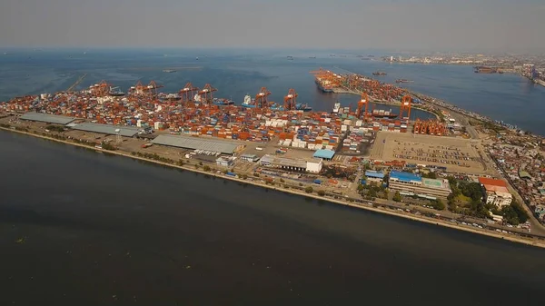 Carga industrial vista aérea do porto. Manila, Filipinas. — Fotografia de Stock