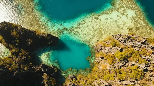 航空写真ビュー ツイン ラグーン、海、ビーチ。熱帯の島。ブスアンガ、パラワン、フィリピン. — ストック写真