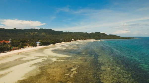 Вид с воздуха красивый пляж на тропическом острове. Филиппины, район Анда . — стоковое фото