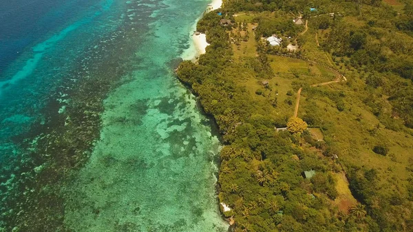 空中では、熱帯の島の美しいビーチを表示します。フィリピン、アンダ周辺地域. — ストック写真