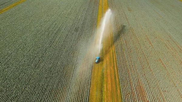 Irrigation system on agricultural land. — Stock Photo, Image