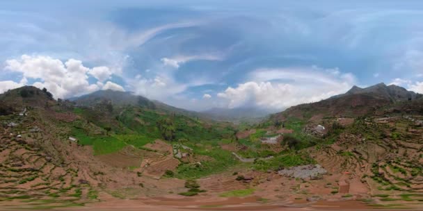 Paisaje de montaña tierras de cultivo y pueblo, Indonesia. vr360 — Vídeo de stock